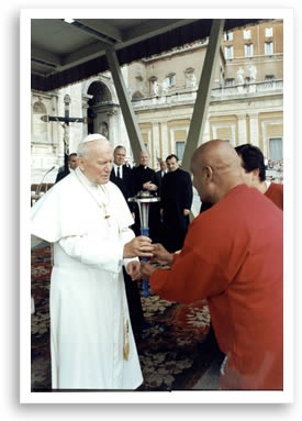 El Papa Juan Pablo II bendice la Antorcha de la Paz. 31 de mayo de 1995, El Vaticano.