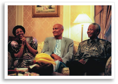 Nelson y Graça Mandela con Sri Chinmoy