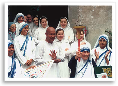 Sri Chinmoy y la Madre Teresa con la Antorcha de la Carrera por la Paz.1 de octubre de 1994, Roma