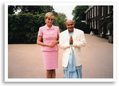 La Princesa Diana y Sri Chinmoy en su encuentro en el Palacio de Kensington el 21 de mayo de 1997