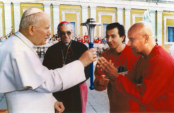 Juan Pablo II bendice la antorcha