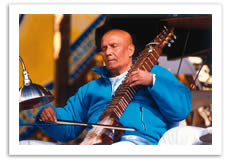 Sri Chinmoy tocando el esraj