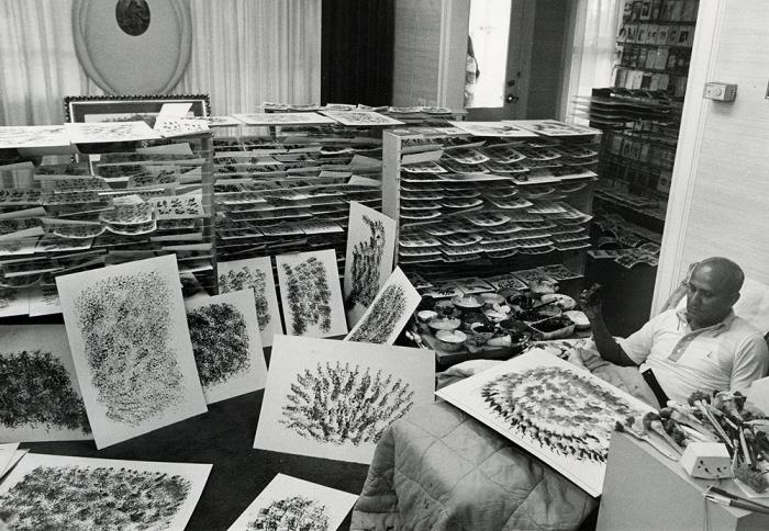 Sri Chinmoy durante una prolífica jornada de pintura