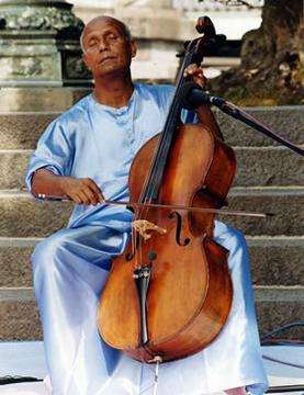 Sri Chinmoy tocando el cello en Kamakura