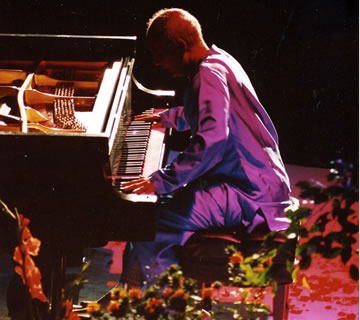 Sri Chinmoy tocando el piano
