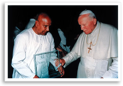 Sri Chinmoy ofrece al Papa Juan Pablo II el Premio de Paz U Thant. 22 de mayo de1998, El Vaticano