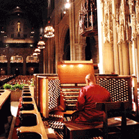 Sri Chinmoy tocando el órgano en Riverside Church, Manhattan, NY Sri Chinmoy tocando el órgano en Riverside Church, Manhattan, NY