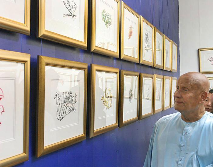 Sri Chinmoy en una exhibición en Mongolia, 2007.