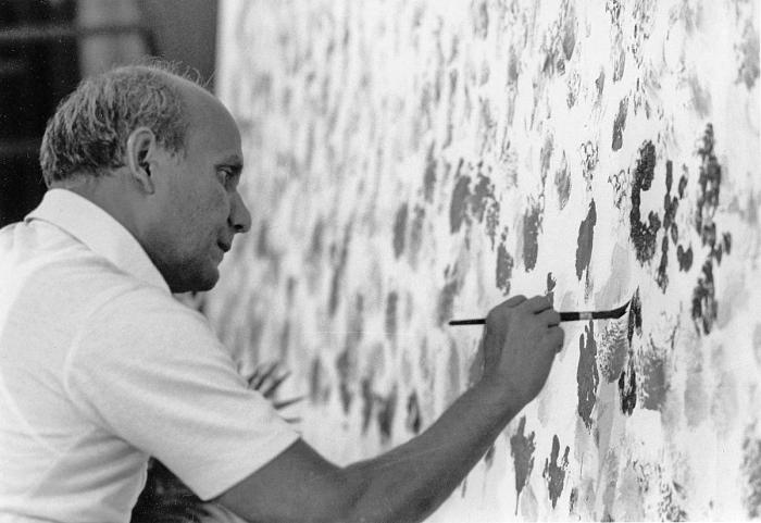 Sri Chinmoy trabajando en una gran pintura