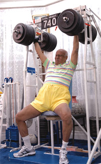 Sri Chinmoy levanta 740 libras