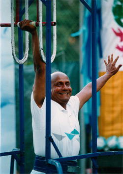 Sri Chinmoy levantando pesos