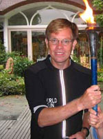 Jesper sostiene la antorcha de "World Harmony Run"